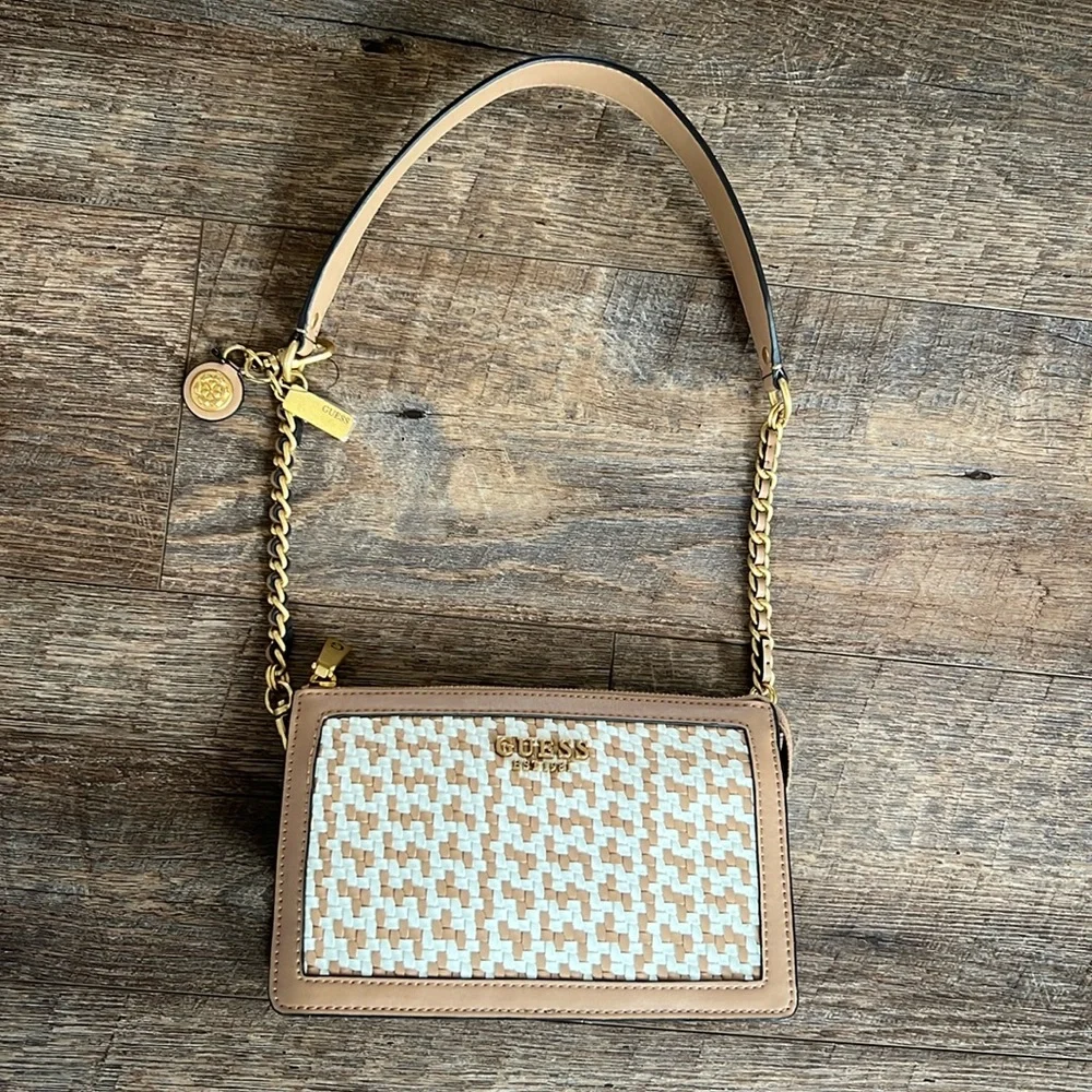 Women's multi-compartment shoulder bag Guess with bag charms - Picture 2 of 16